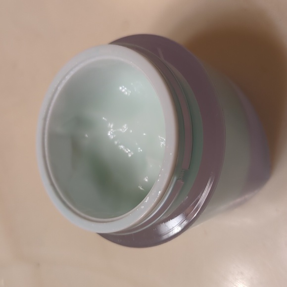 Estee Lauder Daywear Matte - Picture 2 of 3